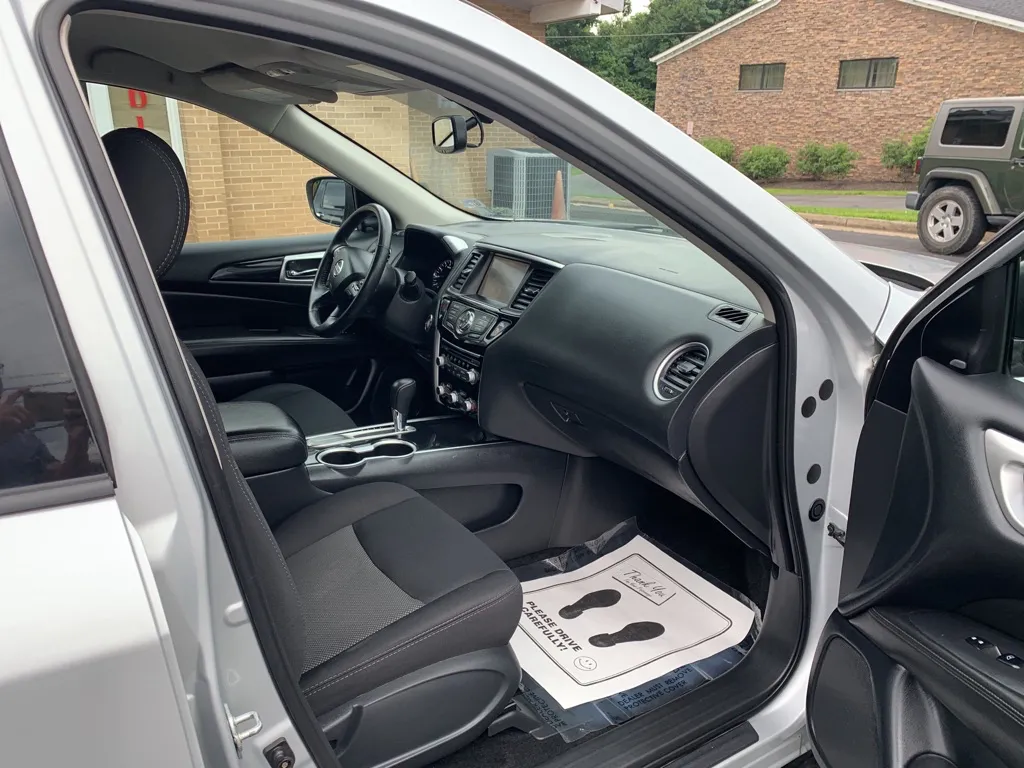 2019 Nissan Pathfinder SV — foto 10 de 21