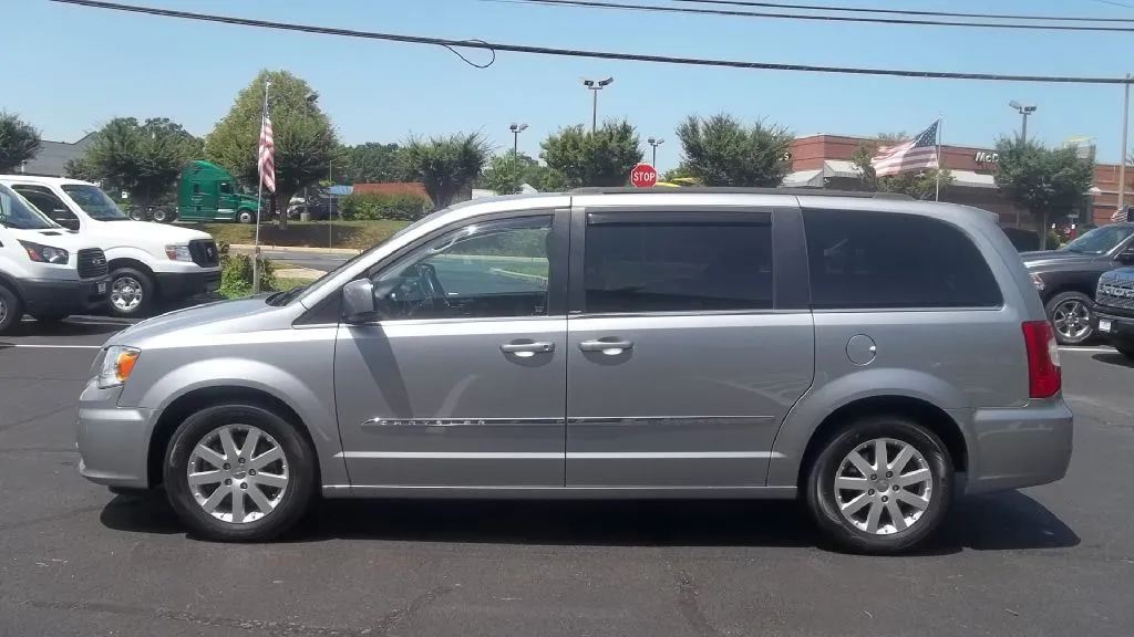 2013 Chrysler Town & Country Touring — photo 4 of 17