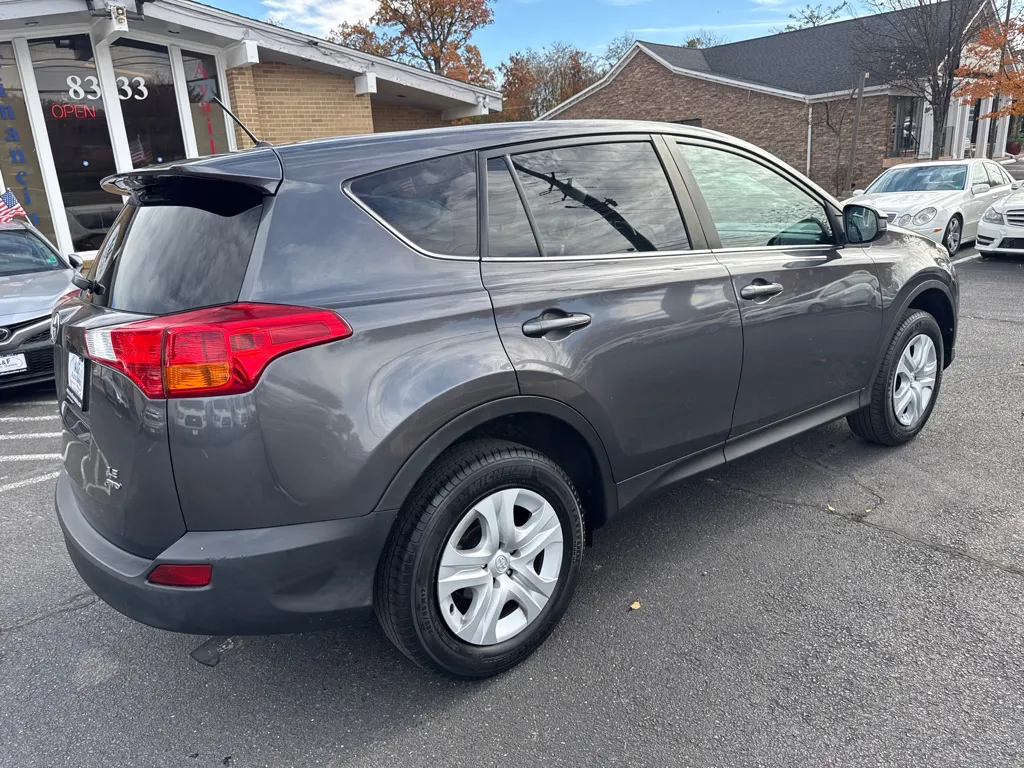 2015 Toyota RAV4 LE — photo 7 of 24