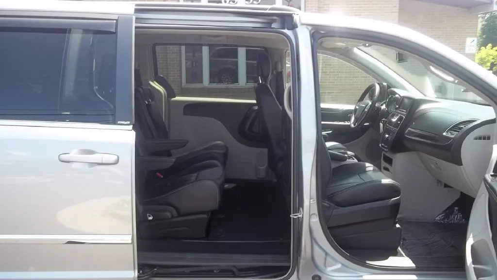 2013 Chrysler Town & Country Touring — photo 8 of 17