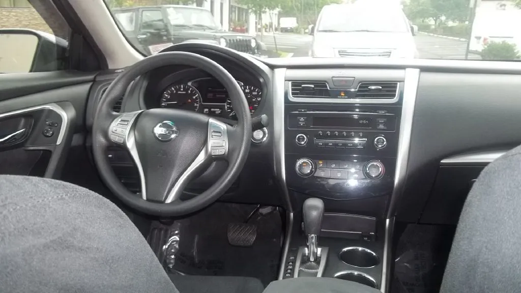 2015 Nissan Altima 2.5 — photo 10 of 16