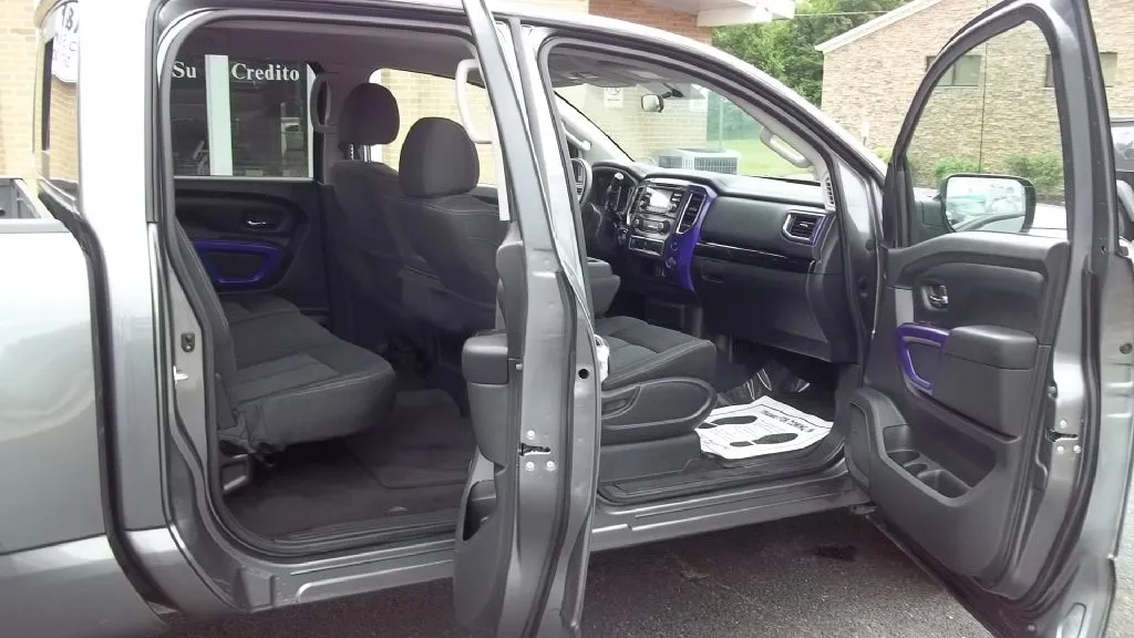 2017 Nissan Titan Platinum Reserve — foto 10 de 19