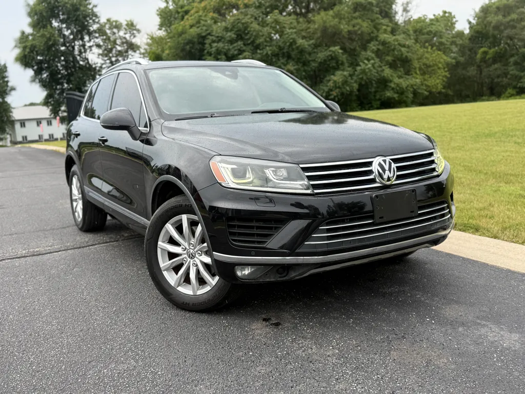 2016 Touareg dealer photo