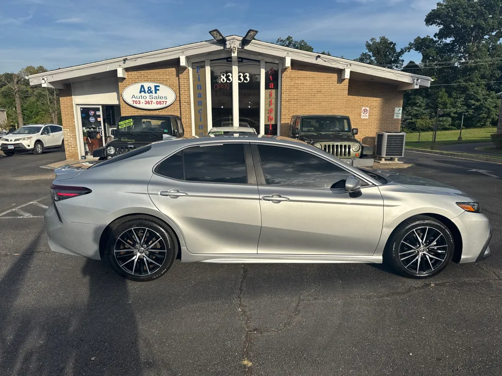 2021 Toyota Camry SE — photo 8 of 21