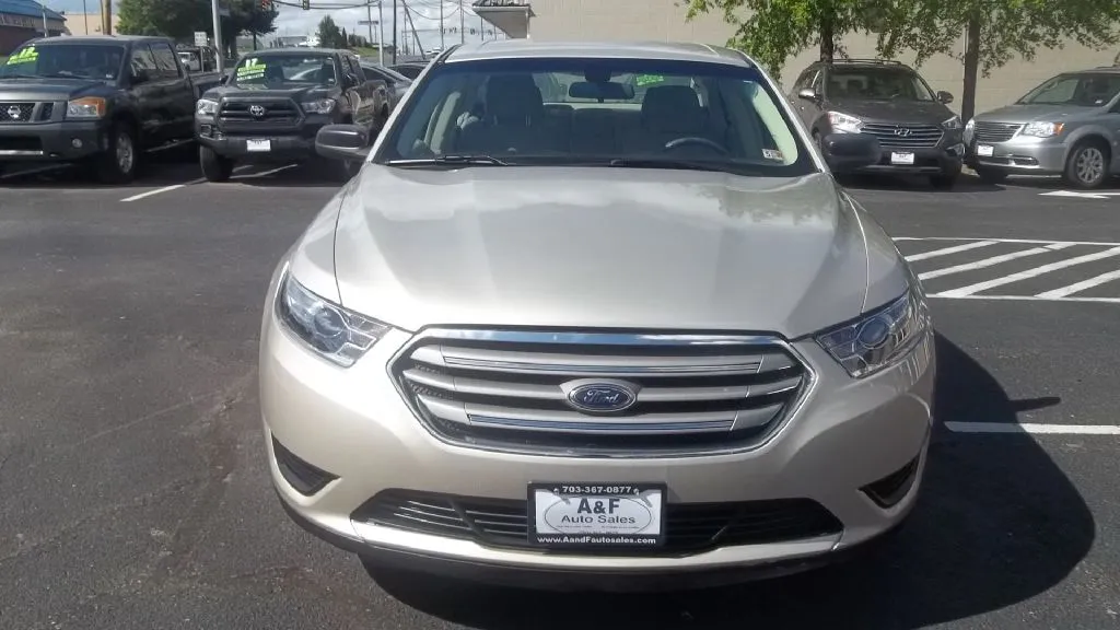 2017 Ford Taurus SE — photo 2 of 16