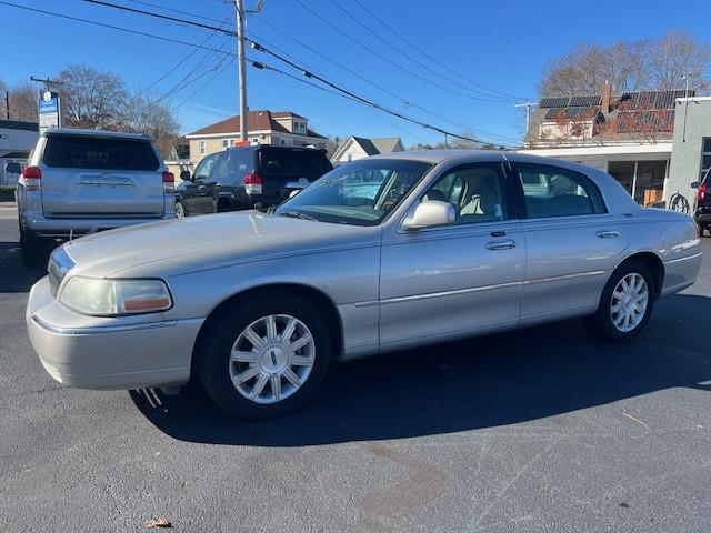 Lincoln Town Car Signature Limited