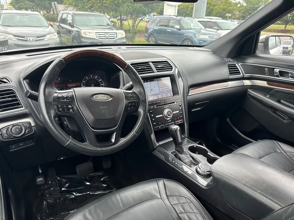 2018 Ford Explorer Platinum — photo 19 of 31