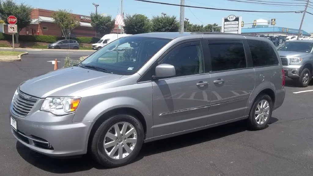 2013 Chrysler Town & Country Touring — photo 3 of 17