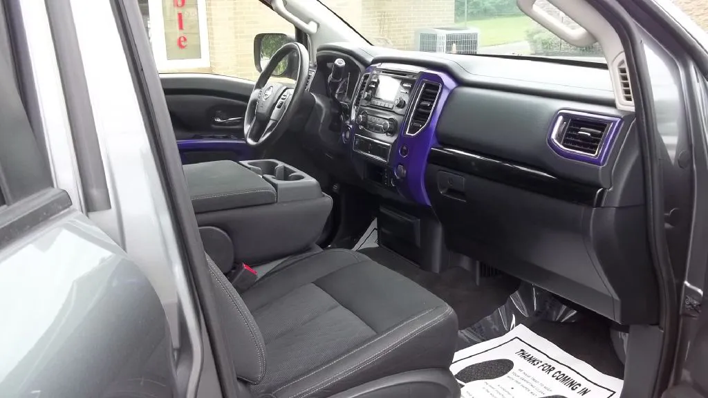 2017 Nissan Titan Platinum Reserve — foto 11 de 19