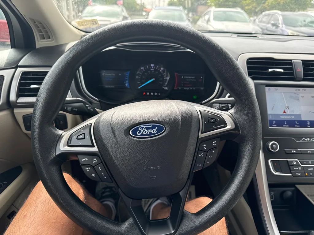 2019 Ford Fusion SE — photo 15 of 23