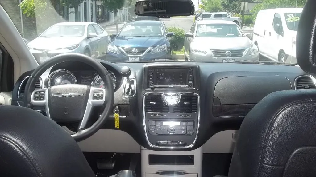 2013 Chrysler Town & Country Touring — photo 10 of 17
