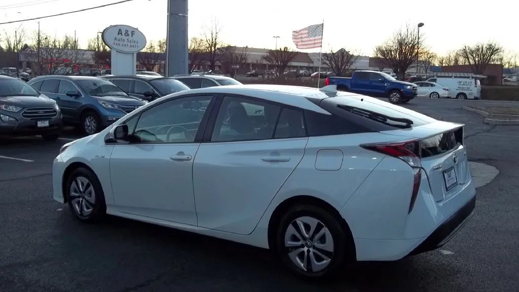 2016 Toyota Prius Three — foto 5 de 20