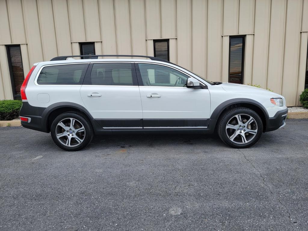 White 2014 Volvo XC70 Wagon Automatic