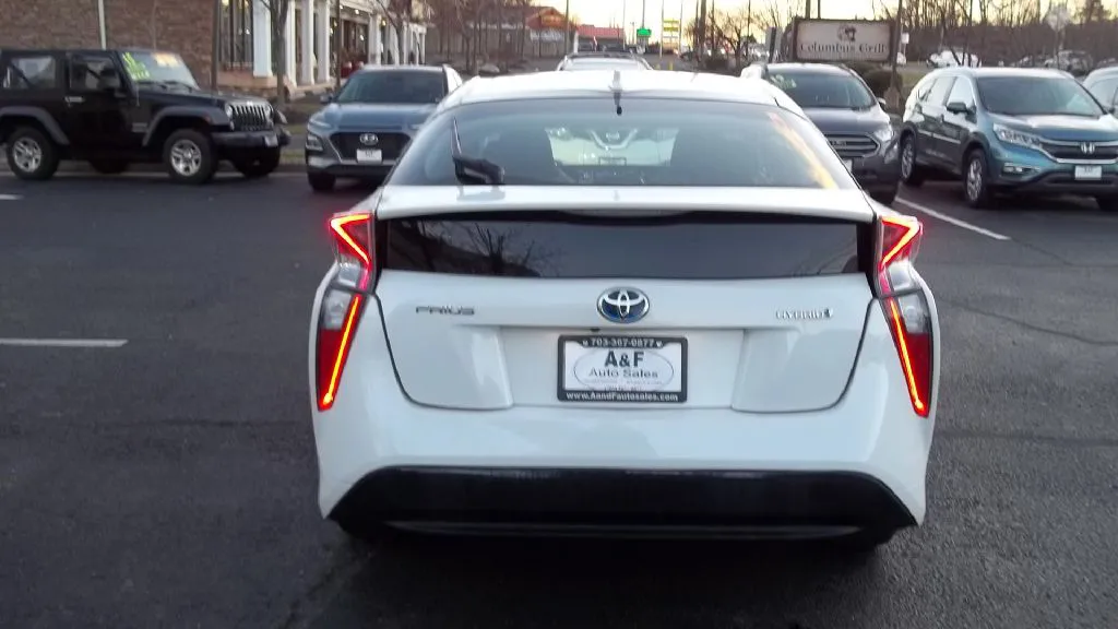 2016 Toyota Prius Three — foto 6 de 20
