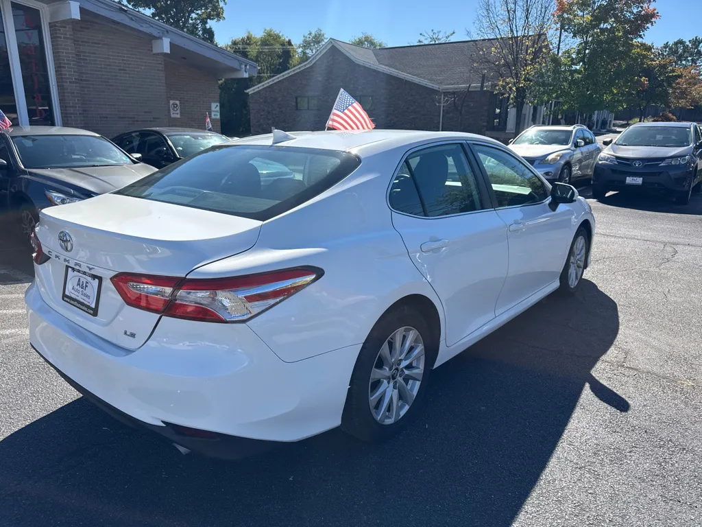 2019 Toyota Camry L — foto 7 de 22