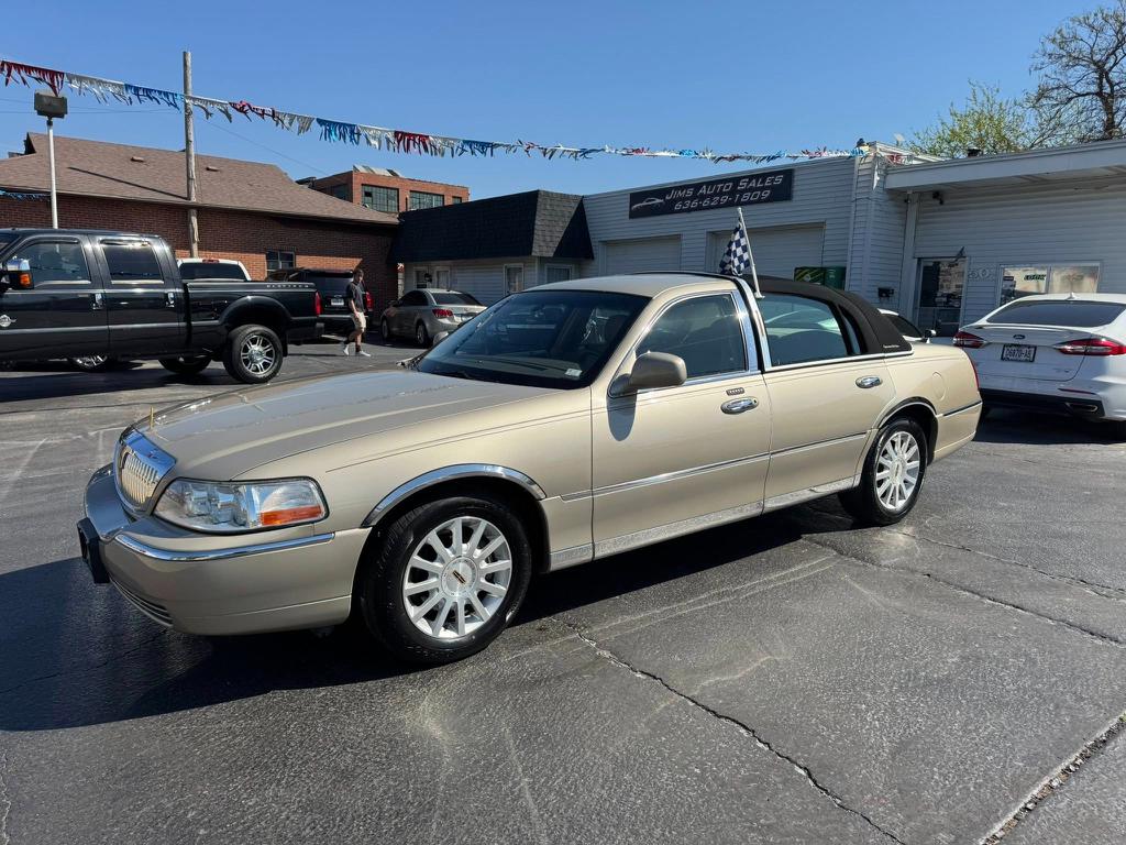 Brown (Tan) 2006 Lincoln Town Car Signature Sedan Rear-Wheel Drive 4-Speed Automatic