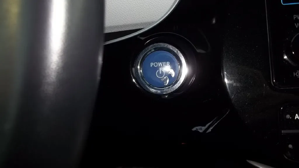 2016 Toyota Prius Three — foto 16 de 20