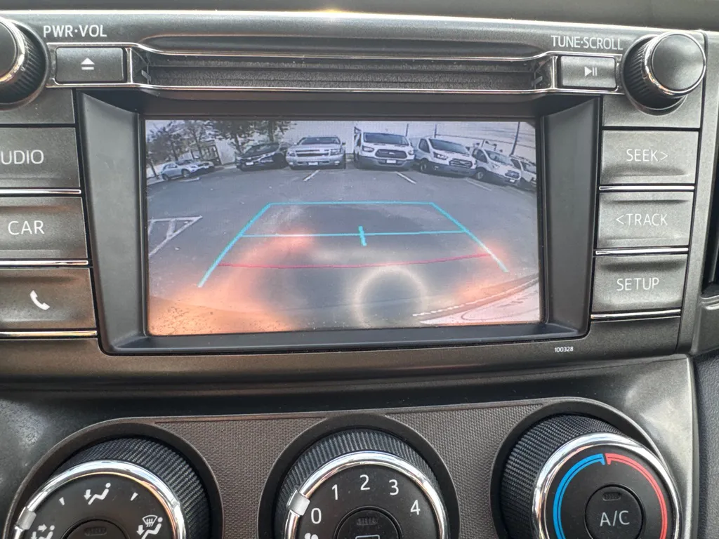 2015 Toyota RAV4 LE — photo 19 of 24