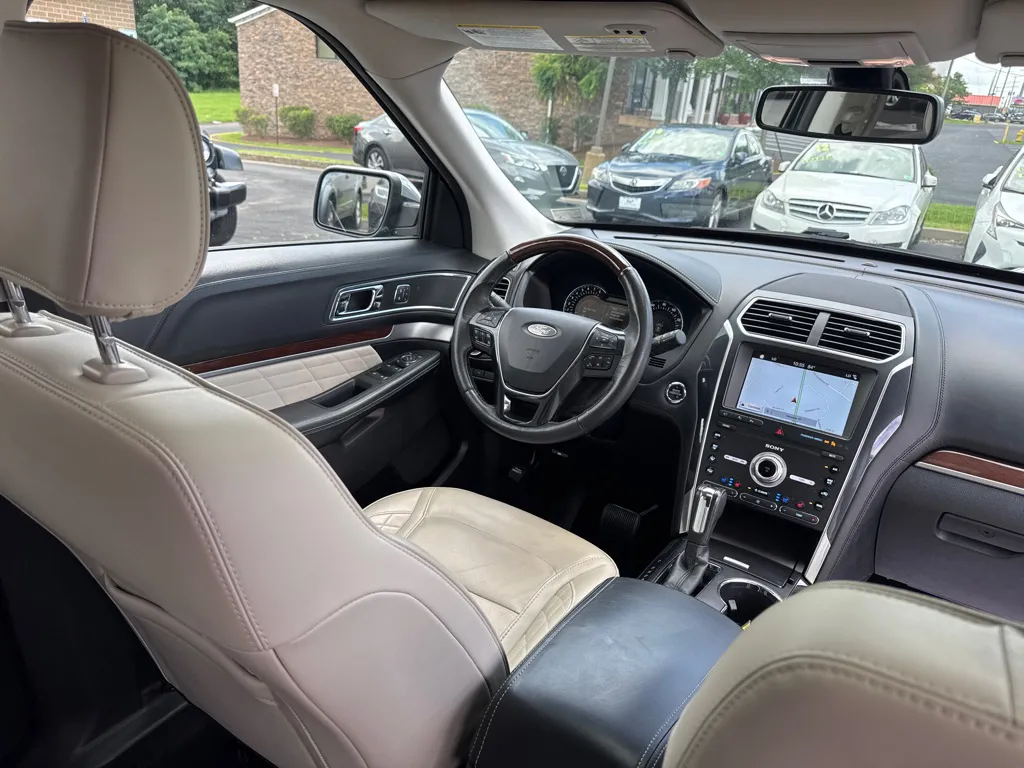 2019 Ford Explorer Platinum — photo 12 of 24