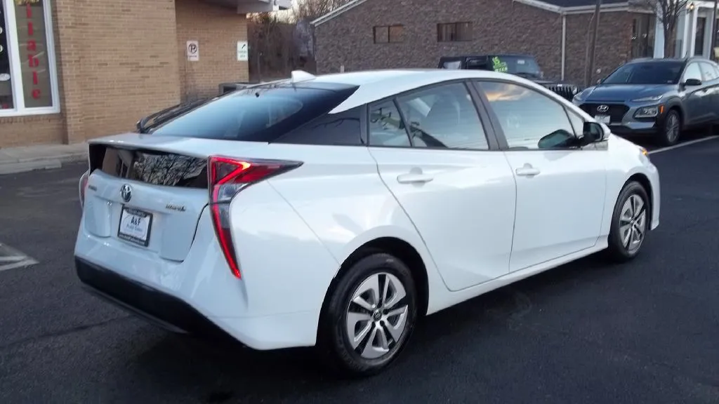 2016 Toyota Prius Three — foto 7 de 20