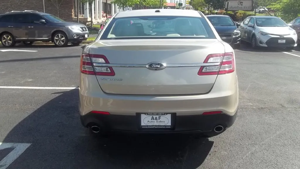 2017 Ford Taurus SE — photo 6 of 16