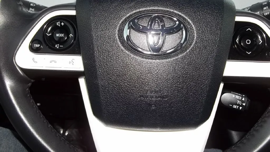 2016 Toyota Prius Three — foto 17 de 20