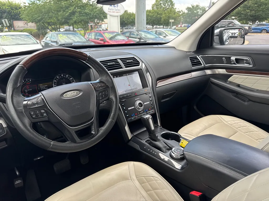 2019 Ford Explorer Platinum — photo 15 of 24