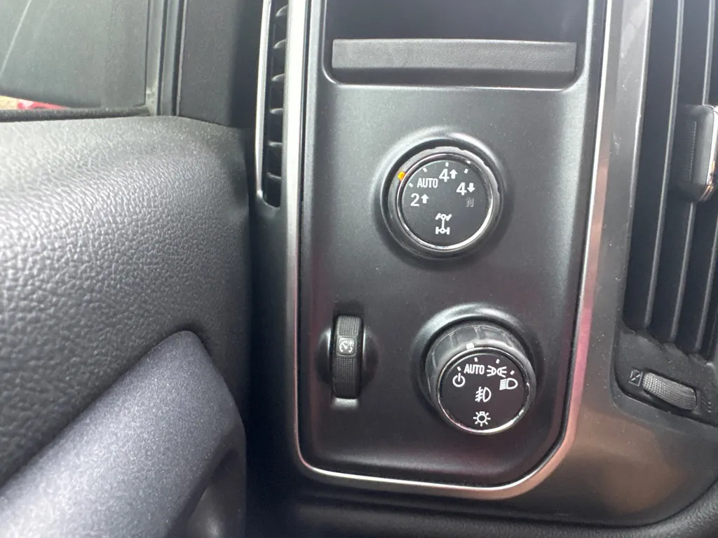 2015 Chevrolet Silverado 1500 LT — photo 19 of 23