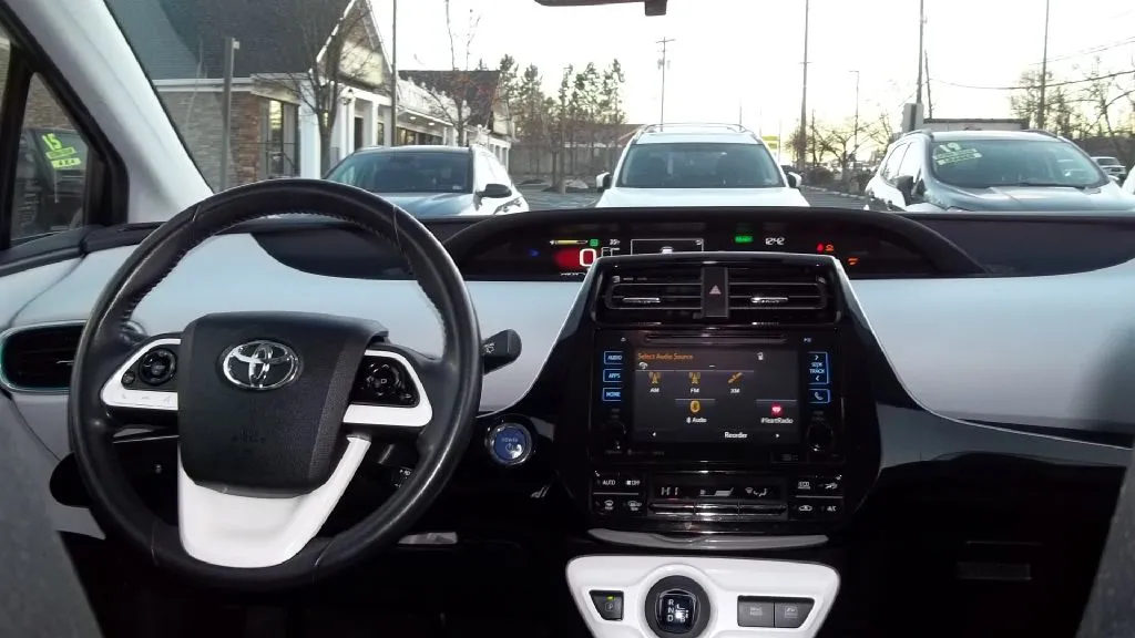 2016 Toyota Prius Three — foto 10 de 20