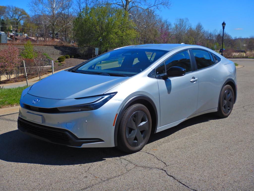 Silver 2024 Toyota Prius LE FWD Hatchback Front-Wheel Drive Continuously Variable Transmission