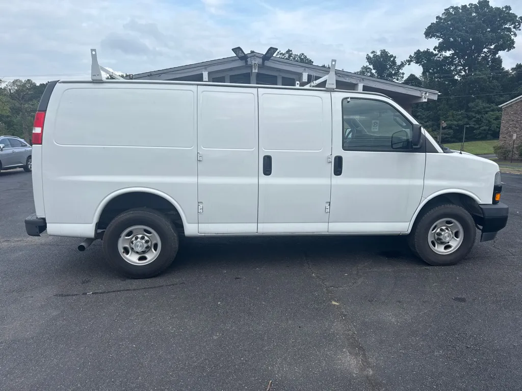 2018 Chevrolet Express 2500 — photo 8 of 22