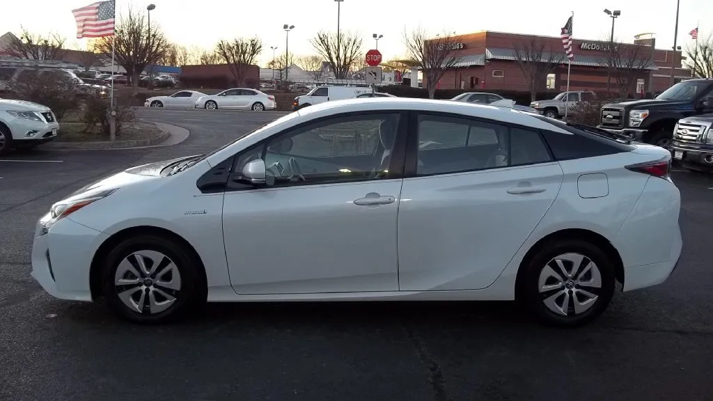2016 Toyota Prius Three — foto 4 de 20
