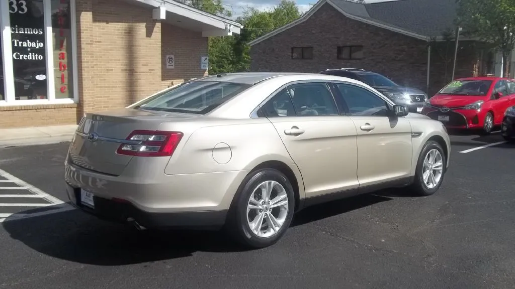 2017 Ford Taurus SE — photo 7 of 16
