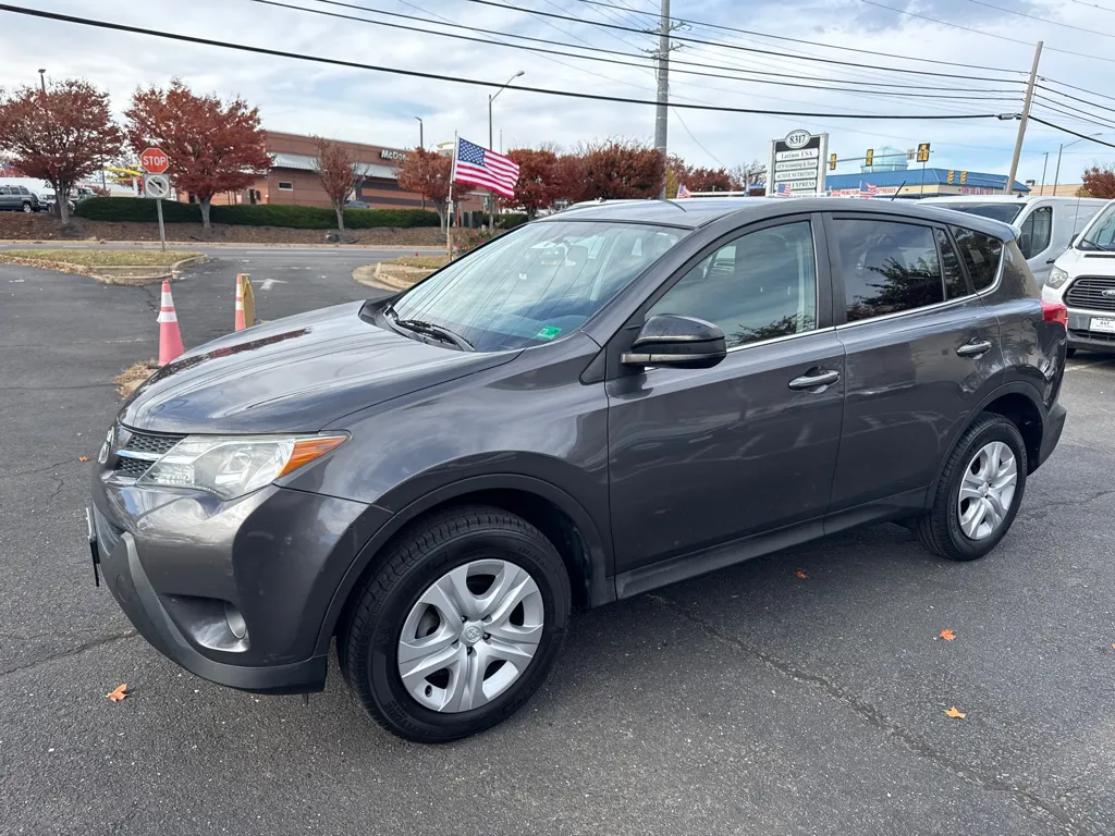 2015 Toyota RAV4 LE — photo 3 of 24