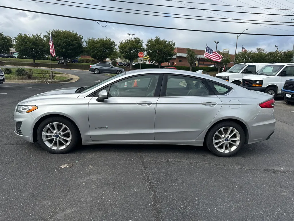 2019 Ford Fusion SE — photo 4 of 23