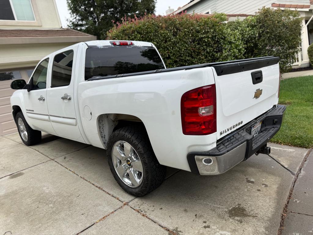 View vehicle photo 3