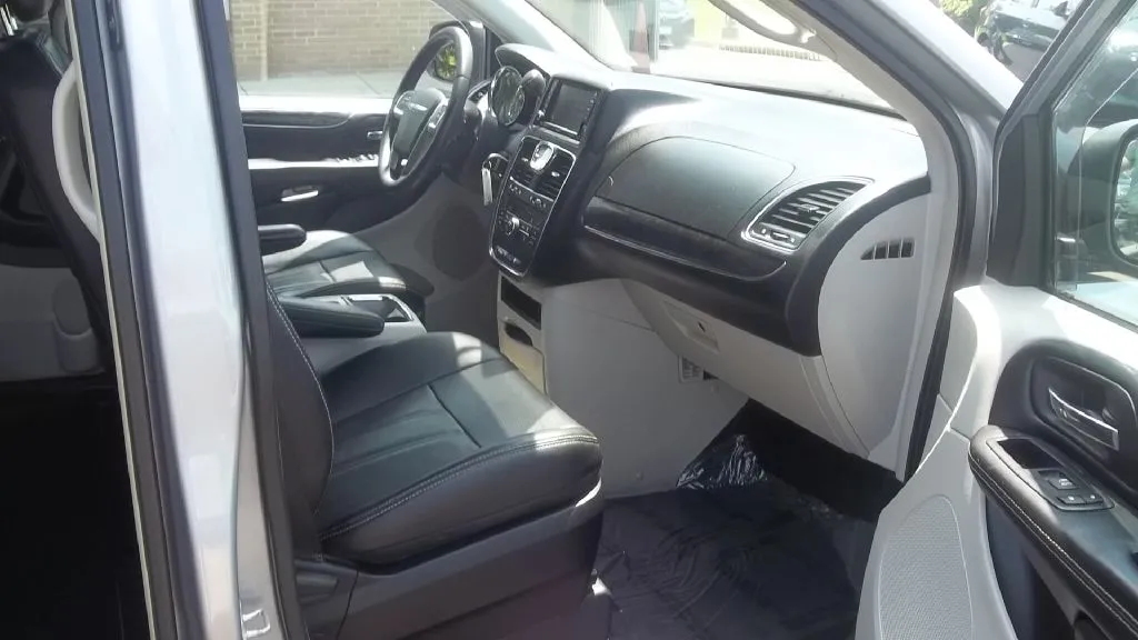 2013 Chrysler Town & Country Touring — photo 7 of 17