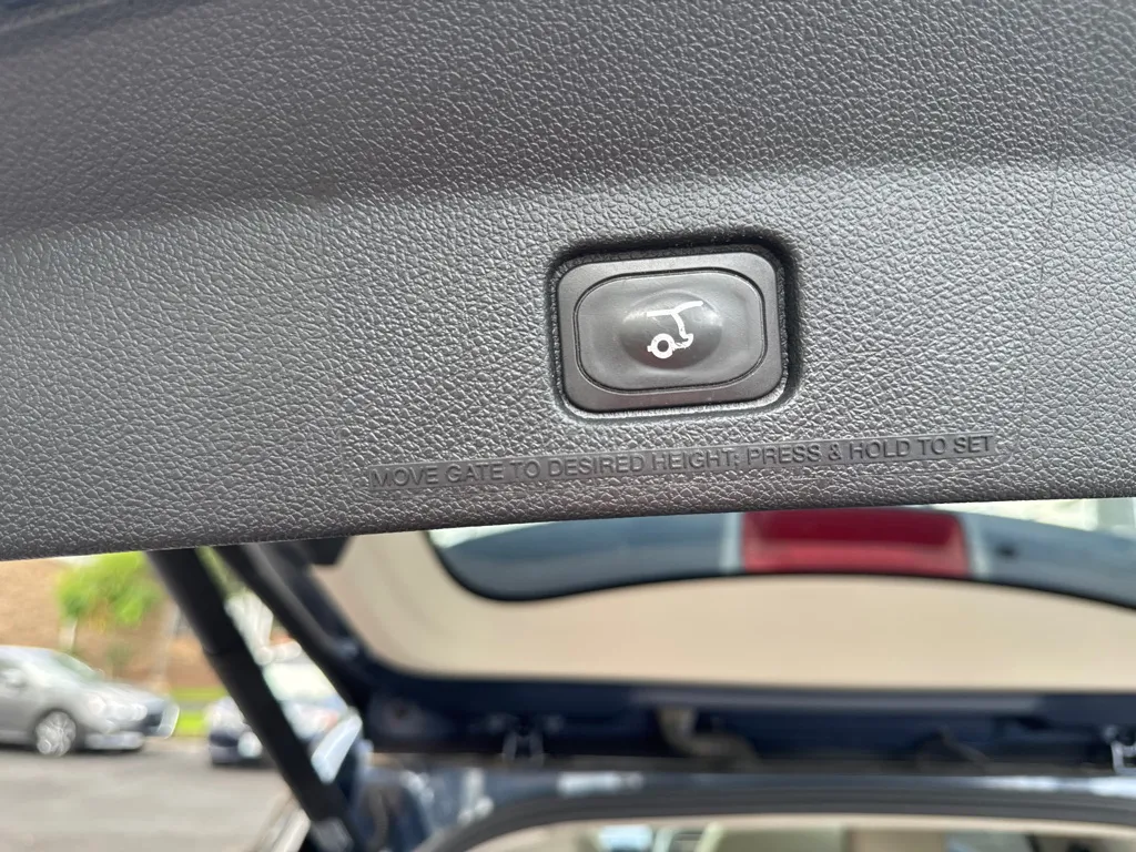 2019 Ford Explorer Platinum — photo 14 of 24
