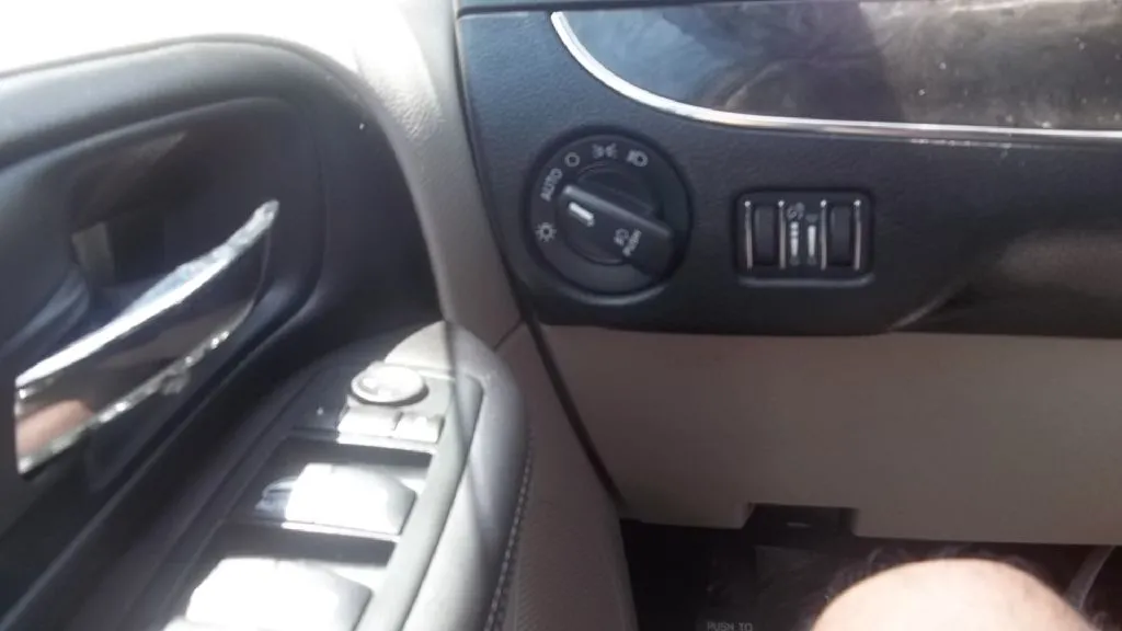 2013 Chrysler Town & Country Touring — photo 15 of 17