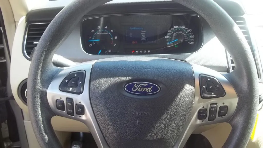 2017 Ford Taurus SE — photo 12 of 16