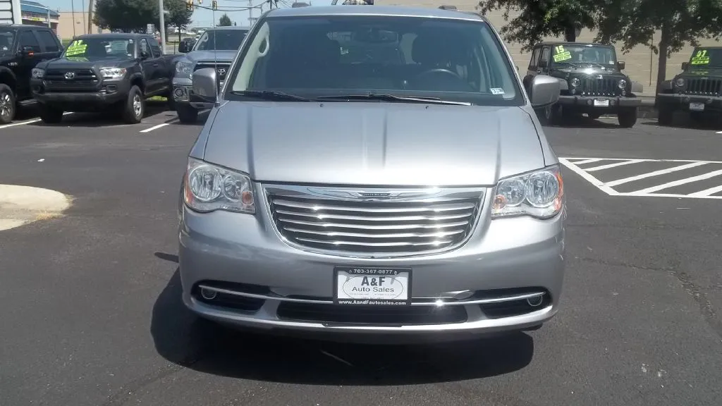 2013 Chrysler Town & Country Touring — photo 2 of 17