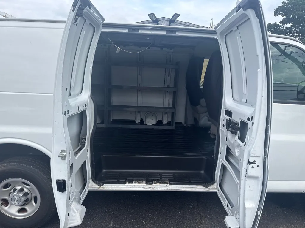 2018 Chevrolet Express 2500 — photo 13 of 22