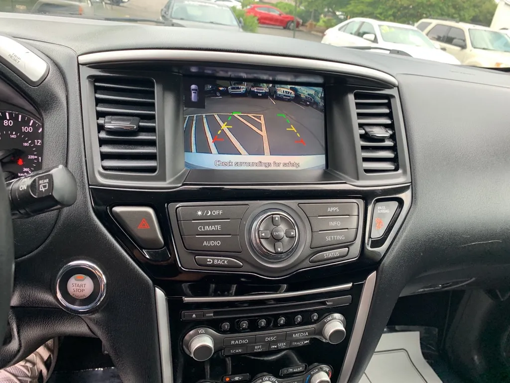 2019 Nissan Pathfinder SV — foto 17 de 21