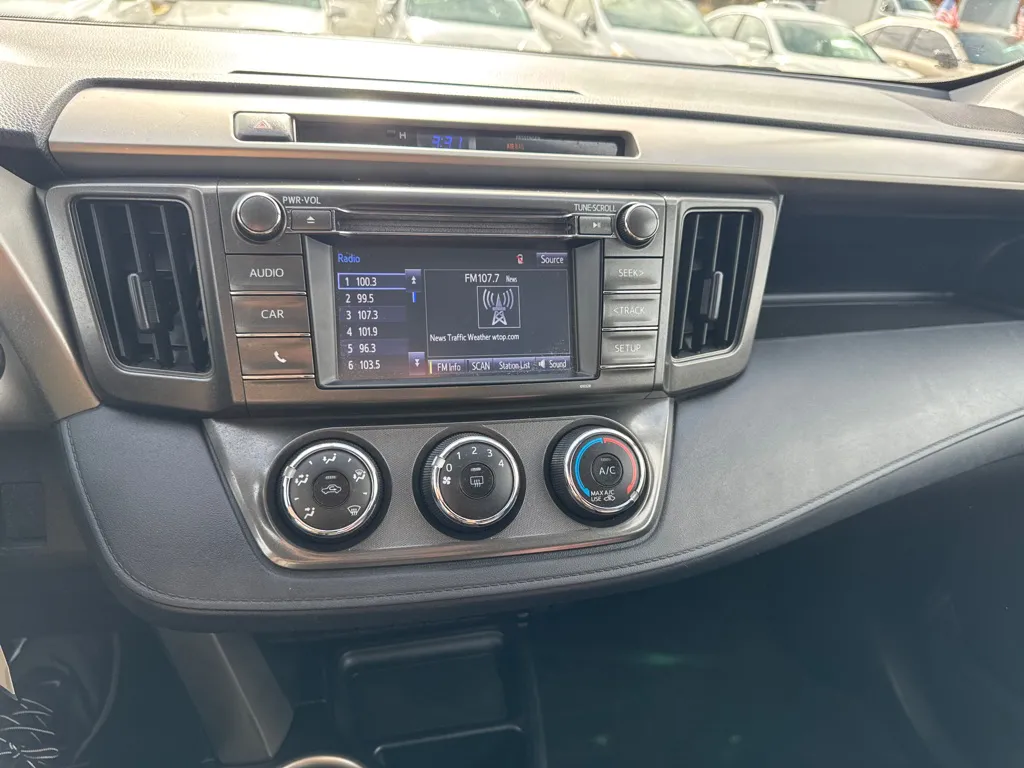 2015 Toyota RAV4 LE — photo 18 of 24