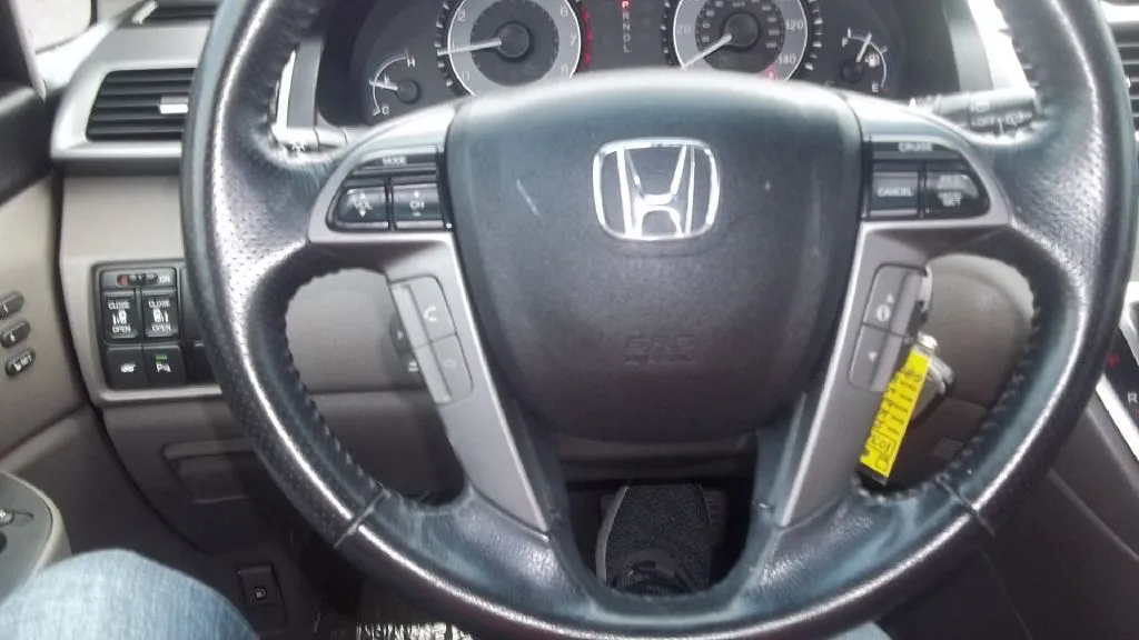 2012 Honda Odyssey Touring Elite — photo 16 of 18