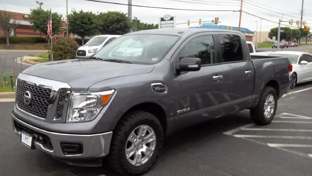 2017 Nissan Titan Platinum Reserve — foto 4 de 19
