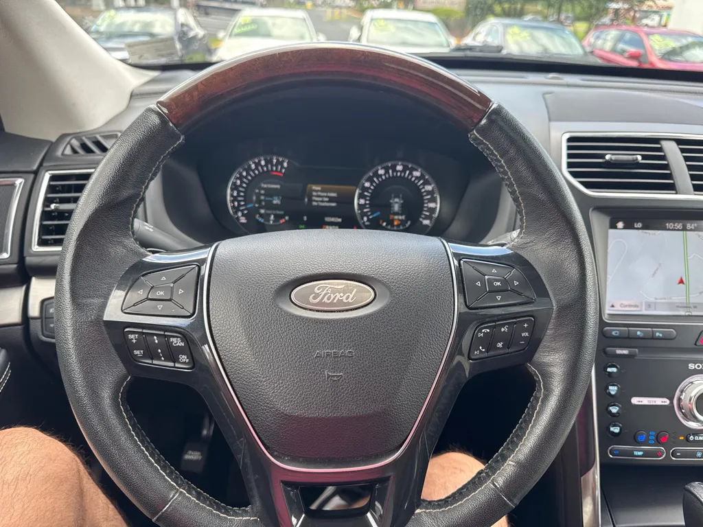 2019 Ford Explorer Platinum — photo 18 of 24