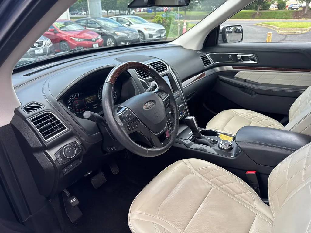 2019 Ford Explorer Platinum — photo 17 of 24