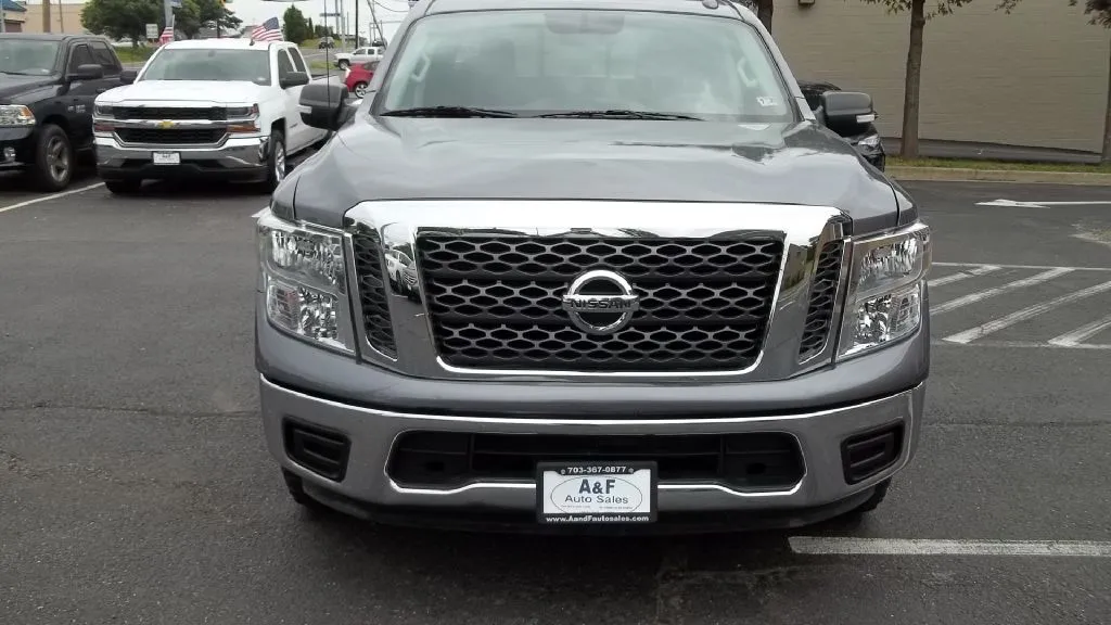 2017 Nissan Titan Platinum Reserve — foto 3 de 19