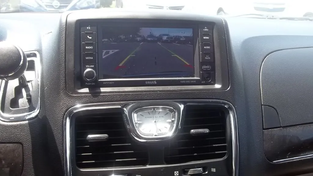 2013 Chrysler Town & Country Touring — photo 14 of 17